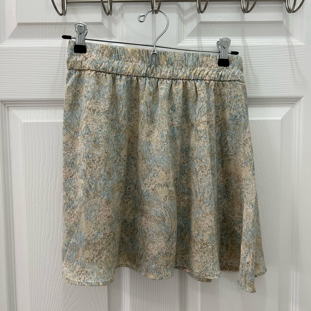 H&M Light Blue and Cream Floral Circle Skort